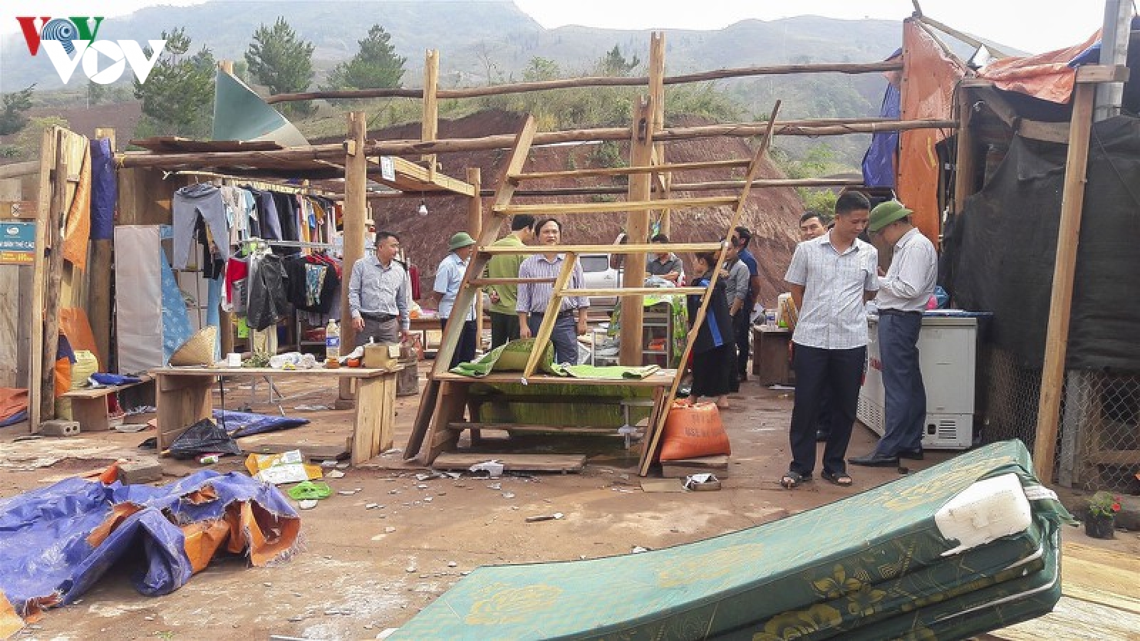 Dông lốc, mưa đá làm 6 người chết và mất tích, hơn 6.400 nhà hư hỏng