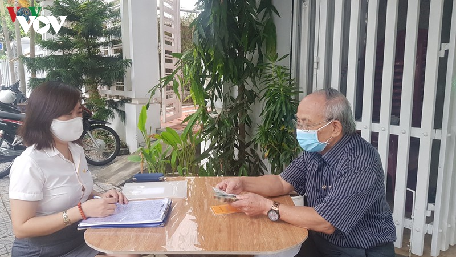 Đà Nẵng chi trả một lần lương hưu, trợ cấp tháng 4, 5 cho người dân