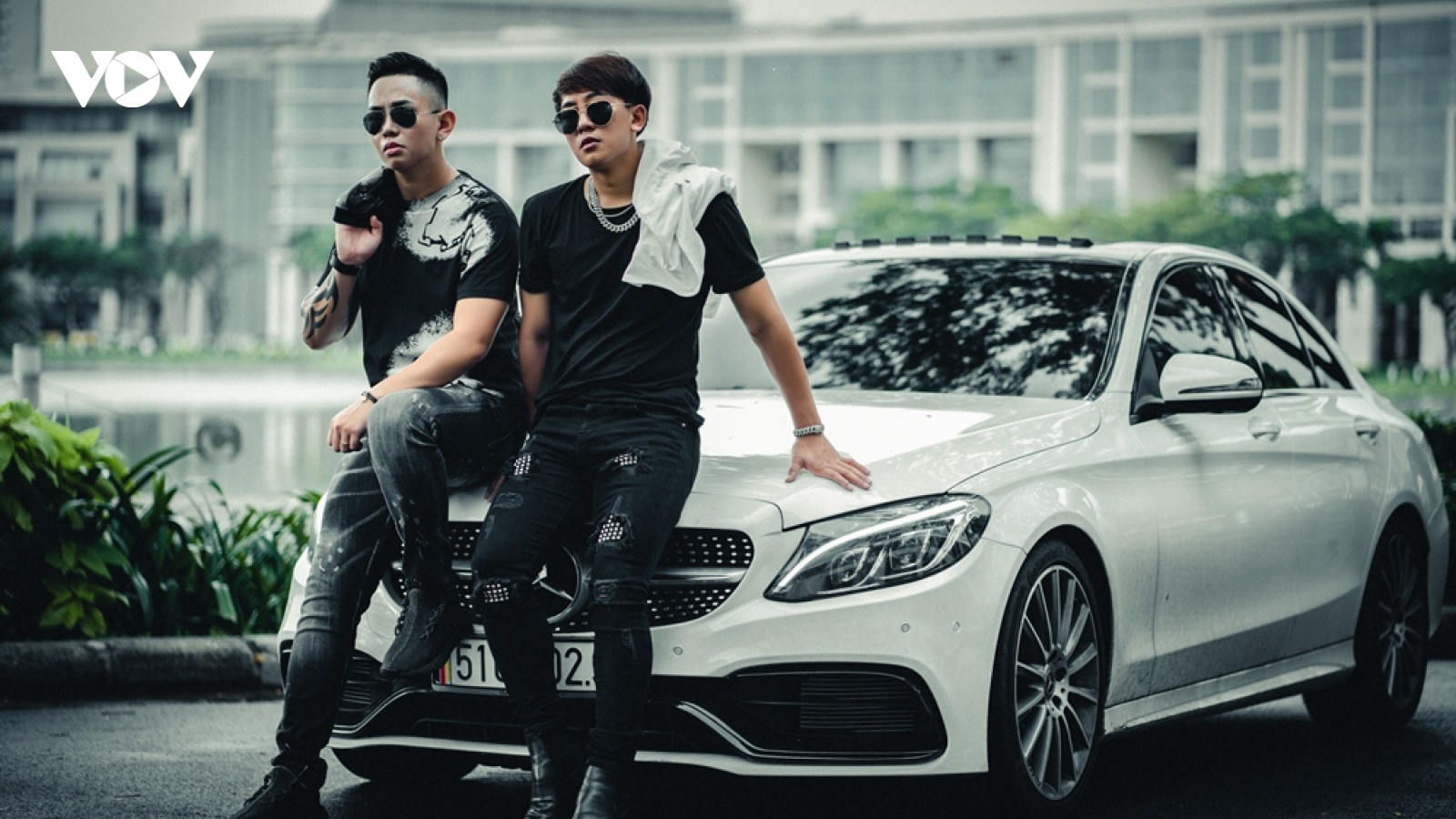 Sau ồn ào đời tư, Châu Khải Phong tung MV mới “trò đùa”