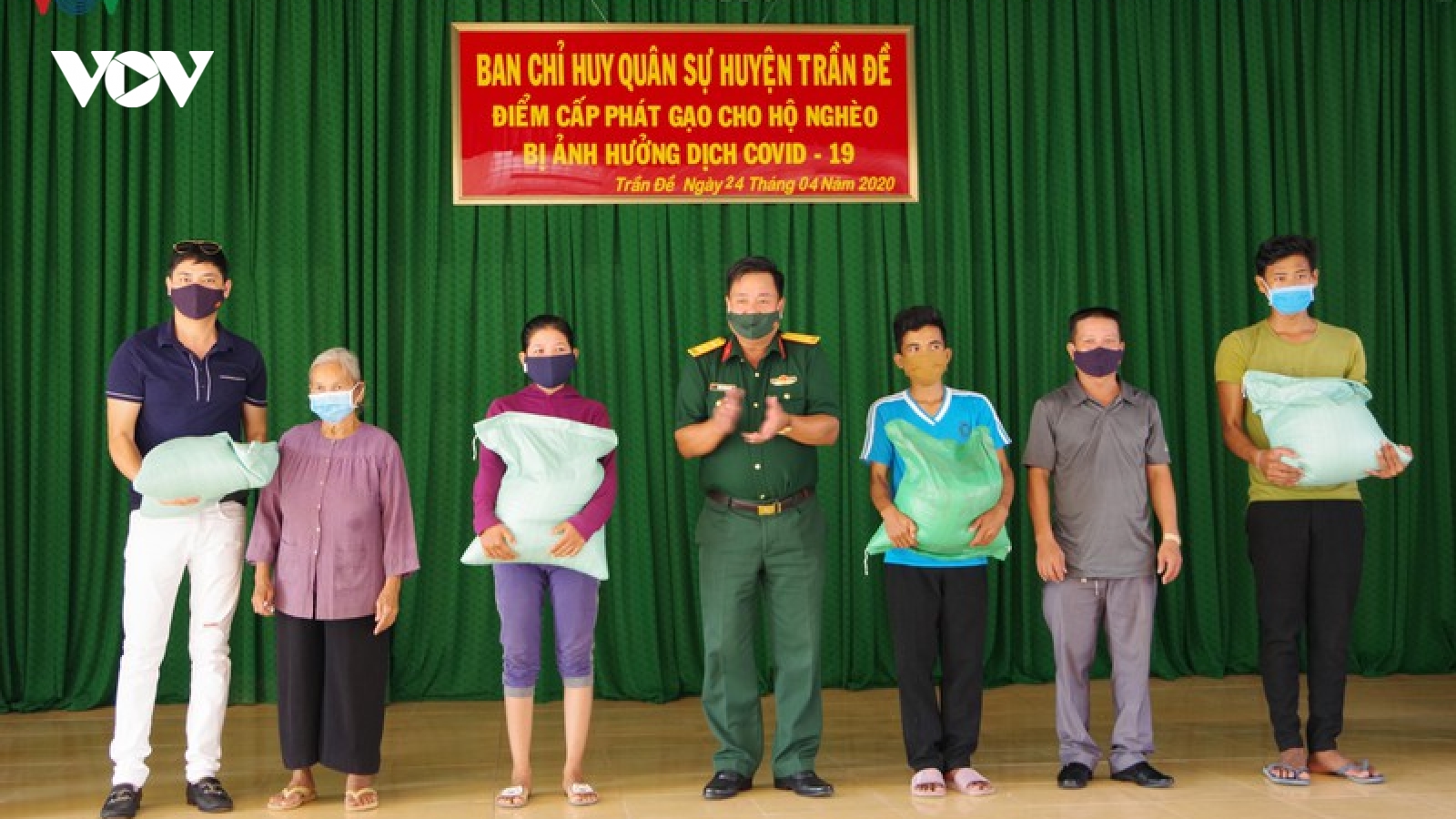 Cấp phát gạo cho các hộ nghèo bị ảnh hưởng bởi dịch Covid-19