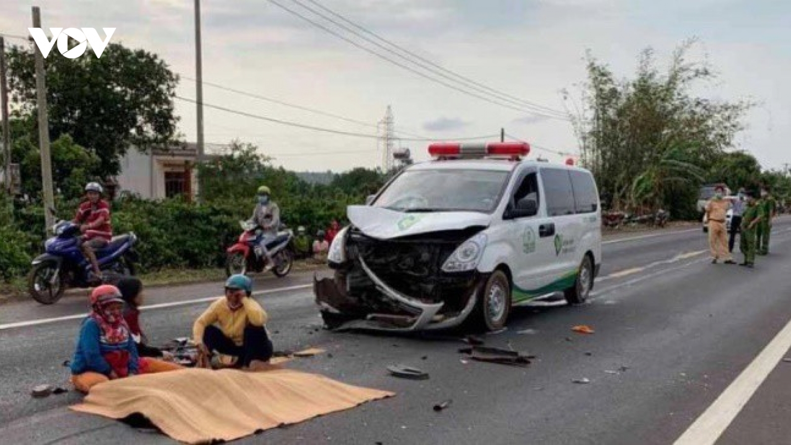 Nam thanh niên thiệt mạng sau khi đâm phải xe cứu thương