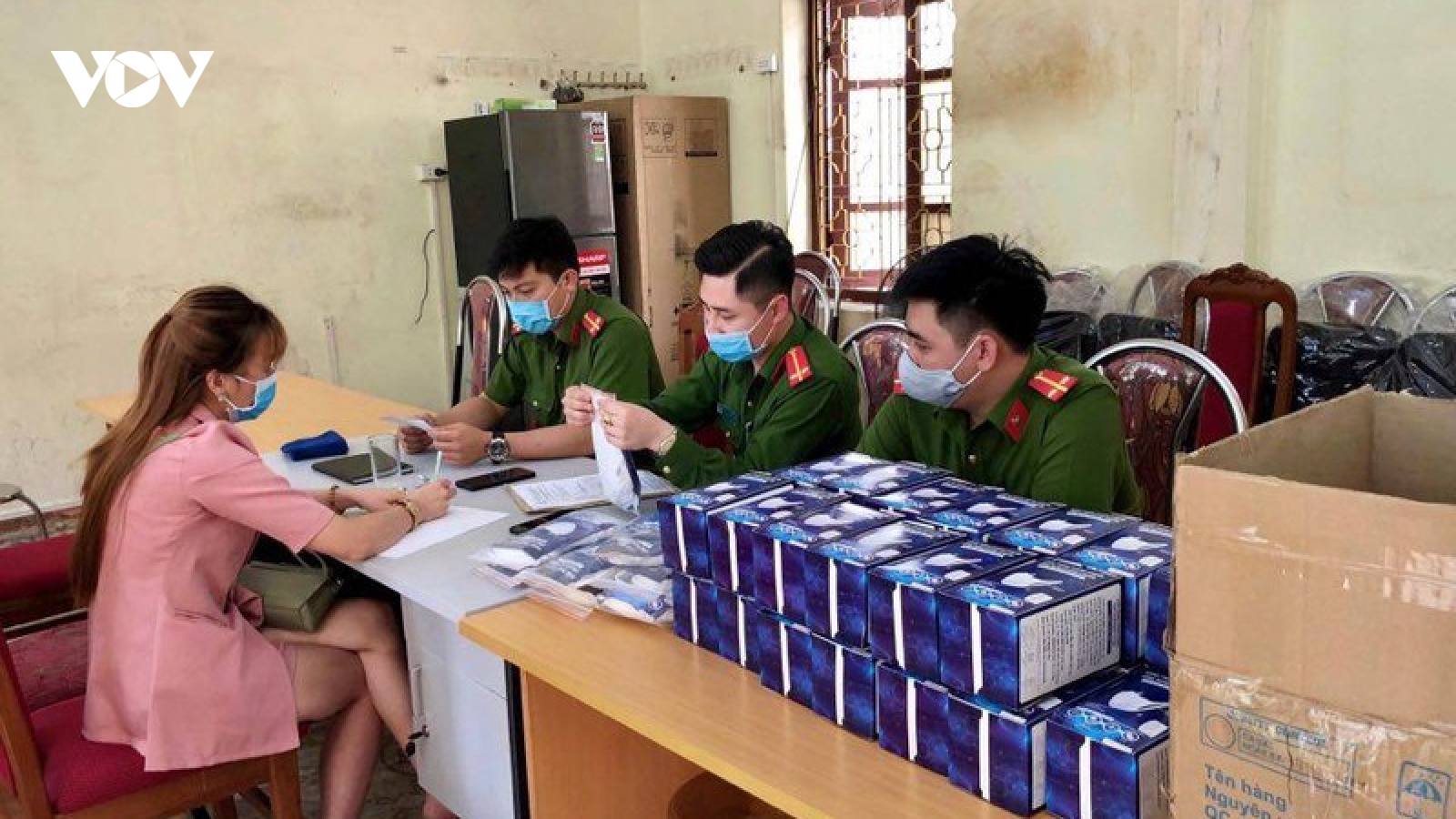 Sơn La bắt giữ đối tượng làm giả hơn 1.300 khẩu trang y tế