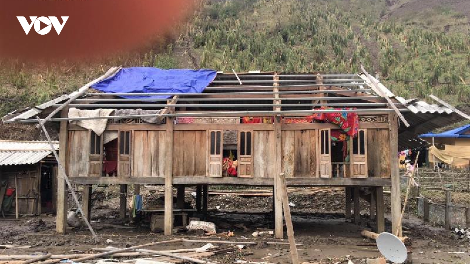 Ảnh: Công an Sơn La giúp dân sửa chữa hàng trăm ngôi nhà bị tốc mái