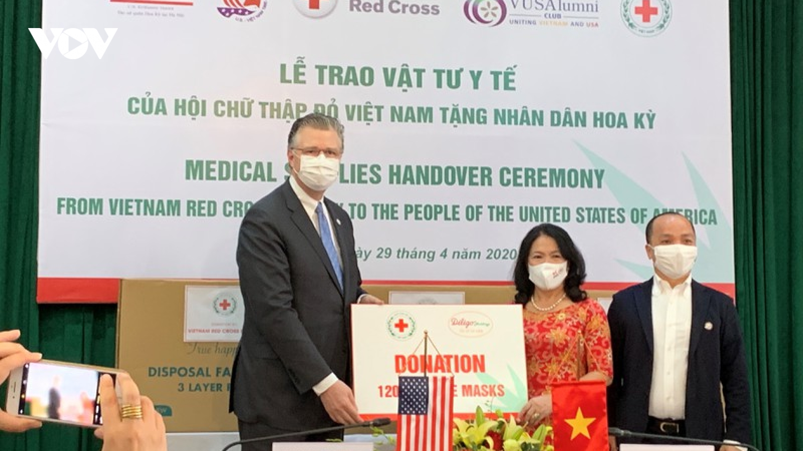 Hội Chữ thập đỏ Việt Nam trao tặng khẩu trang y tế cho Hoa Kỳ 