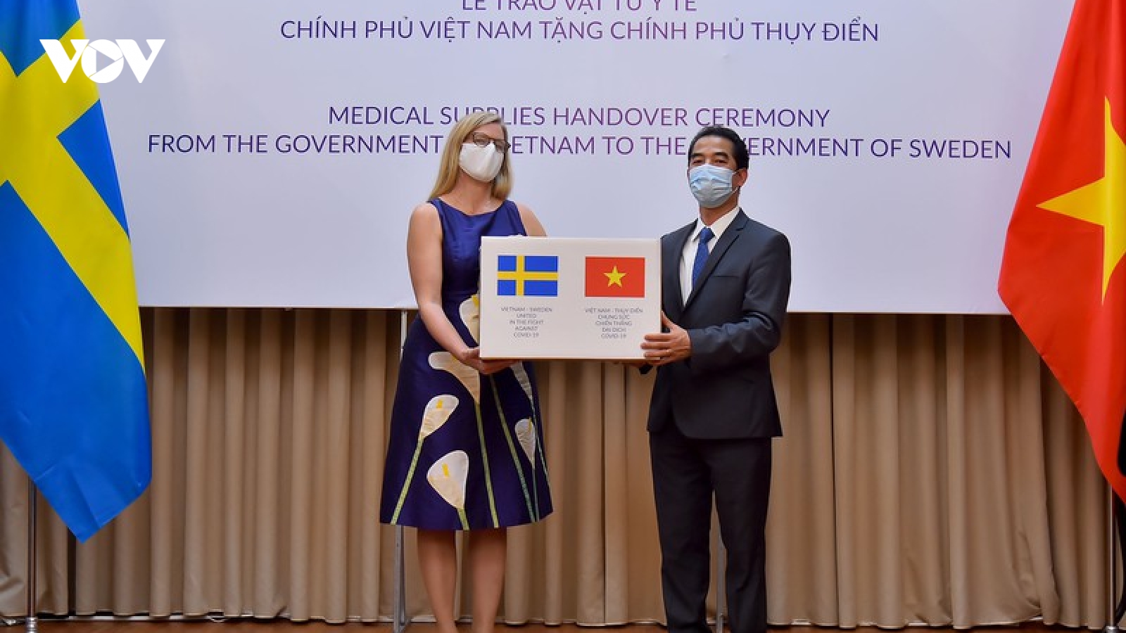 Việt Nam trao vật tư y tế giúp đỡ nhân dân Thụy Điển