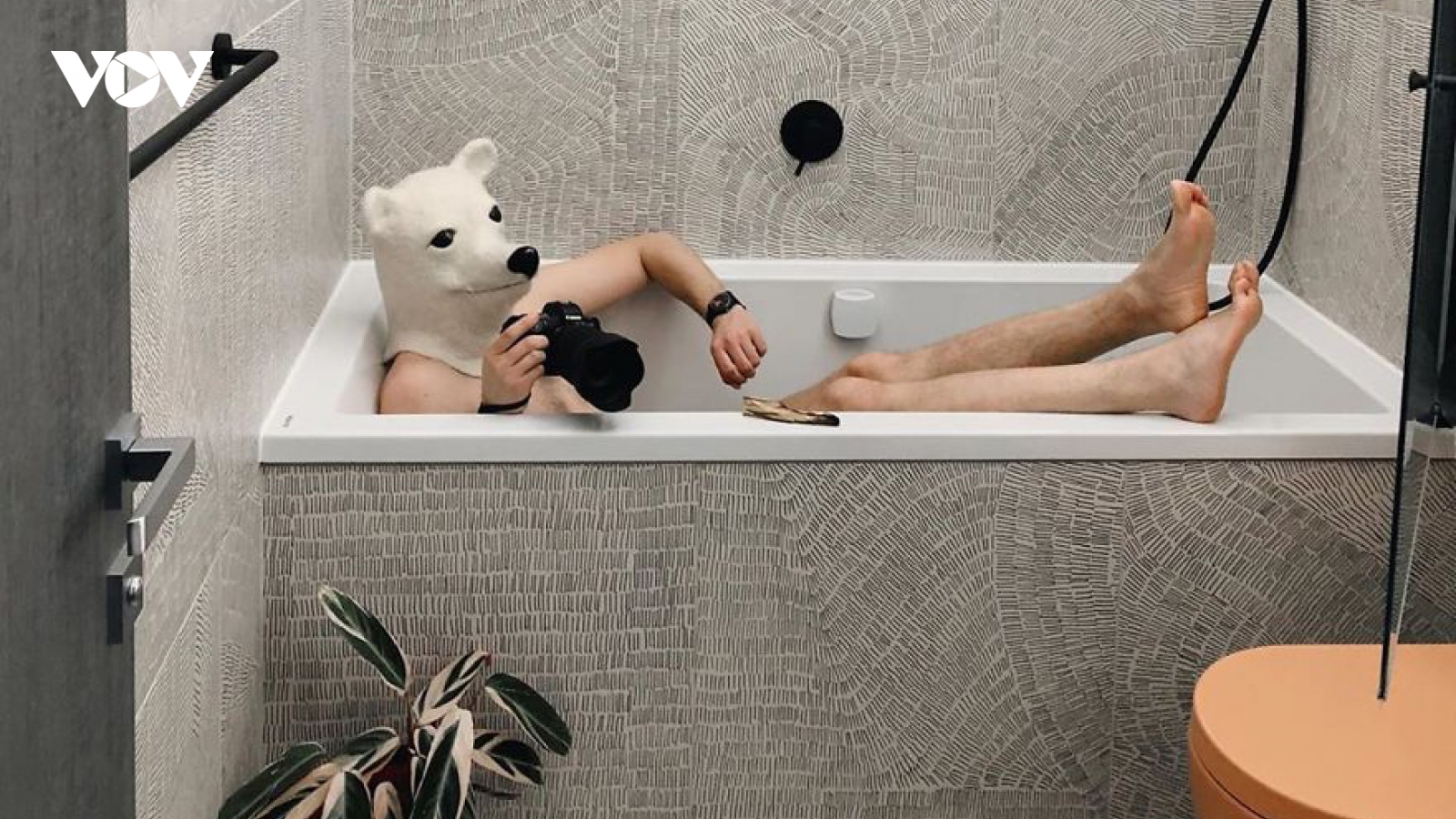 Bộ ảnh sáng tạo của nhiếp ảnh gia ở nhà mà vẫn xê dịch khắp thế giới