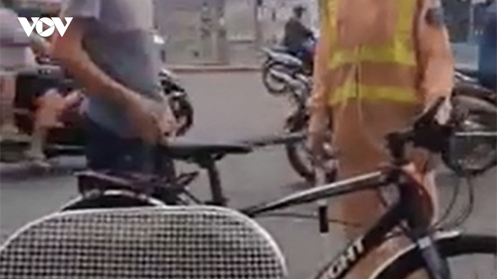 Xử phạt người đàn ông tự nhận là bác sĩ, ra đường không đeo khẩu trang Thể hiện
