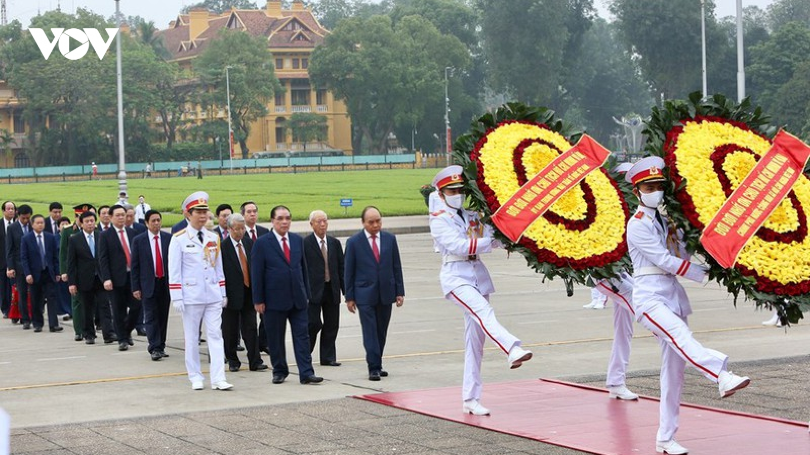 Lãnh đạo Đảng, Nhà nước vào Lăng viếng Bác nhân 45 năm ngày thống nhất