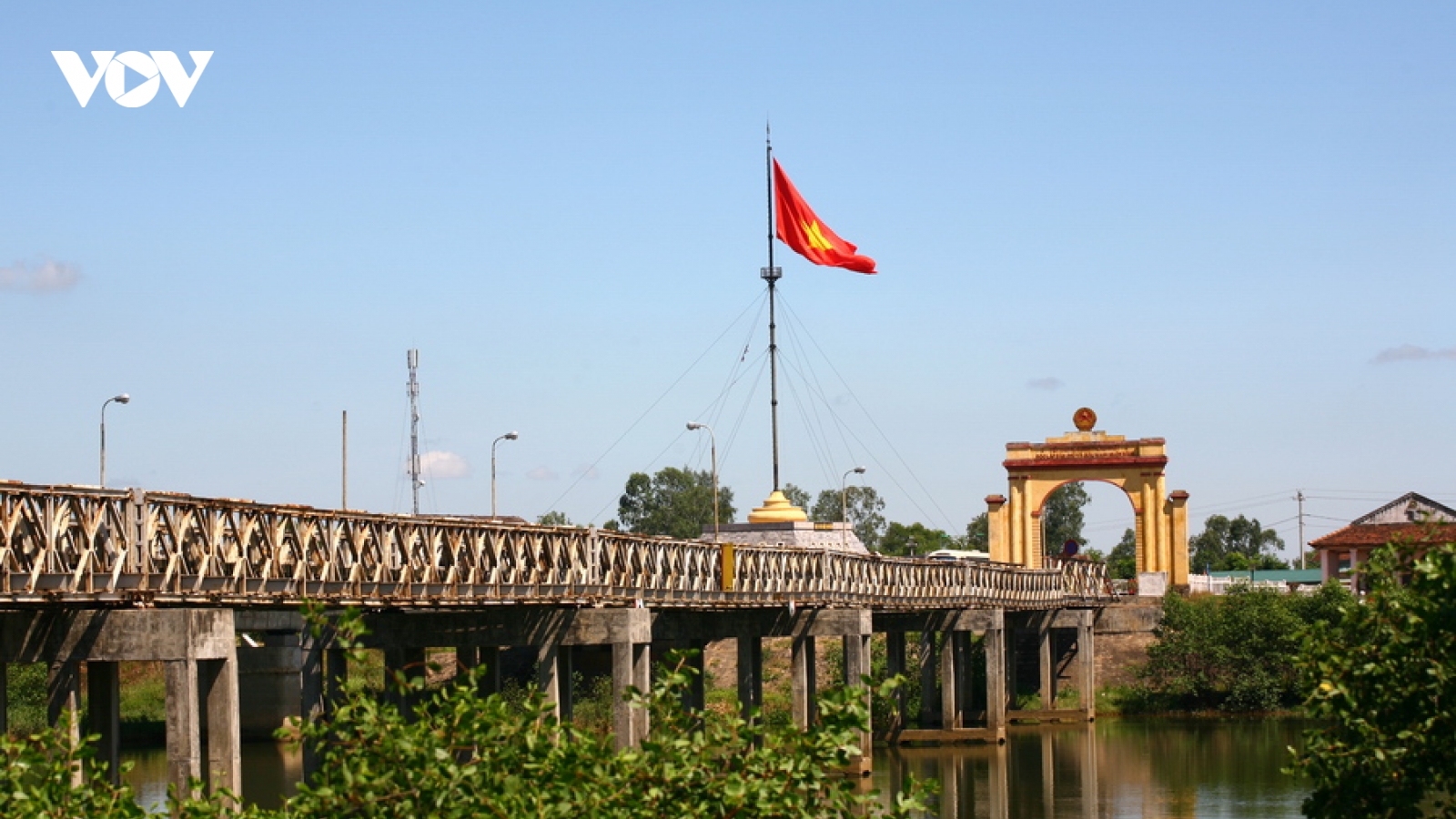 Thăm cầu Hiền Lương và ôn lại khát vọng thống nhất non sông