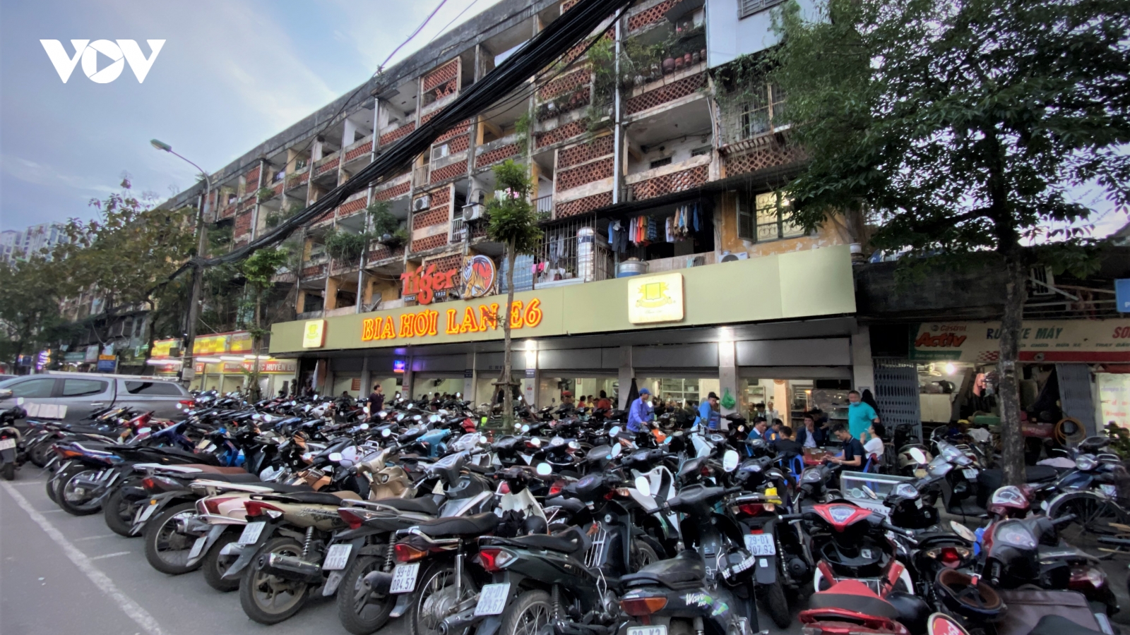 Quán nhậu ở Hà Nội đông nghịt người sau nới lỏng cách ly xã hội