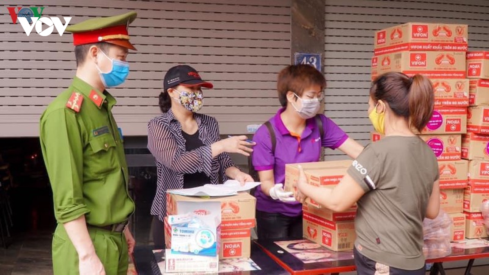 “ATM mì tôm” của bác sĩ và tình nguyện viên tặng cho người nghèo 