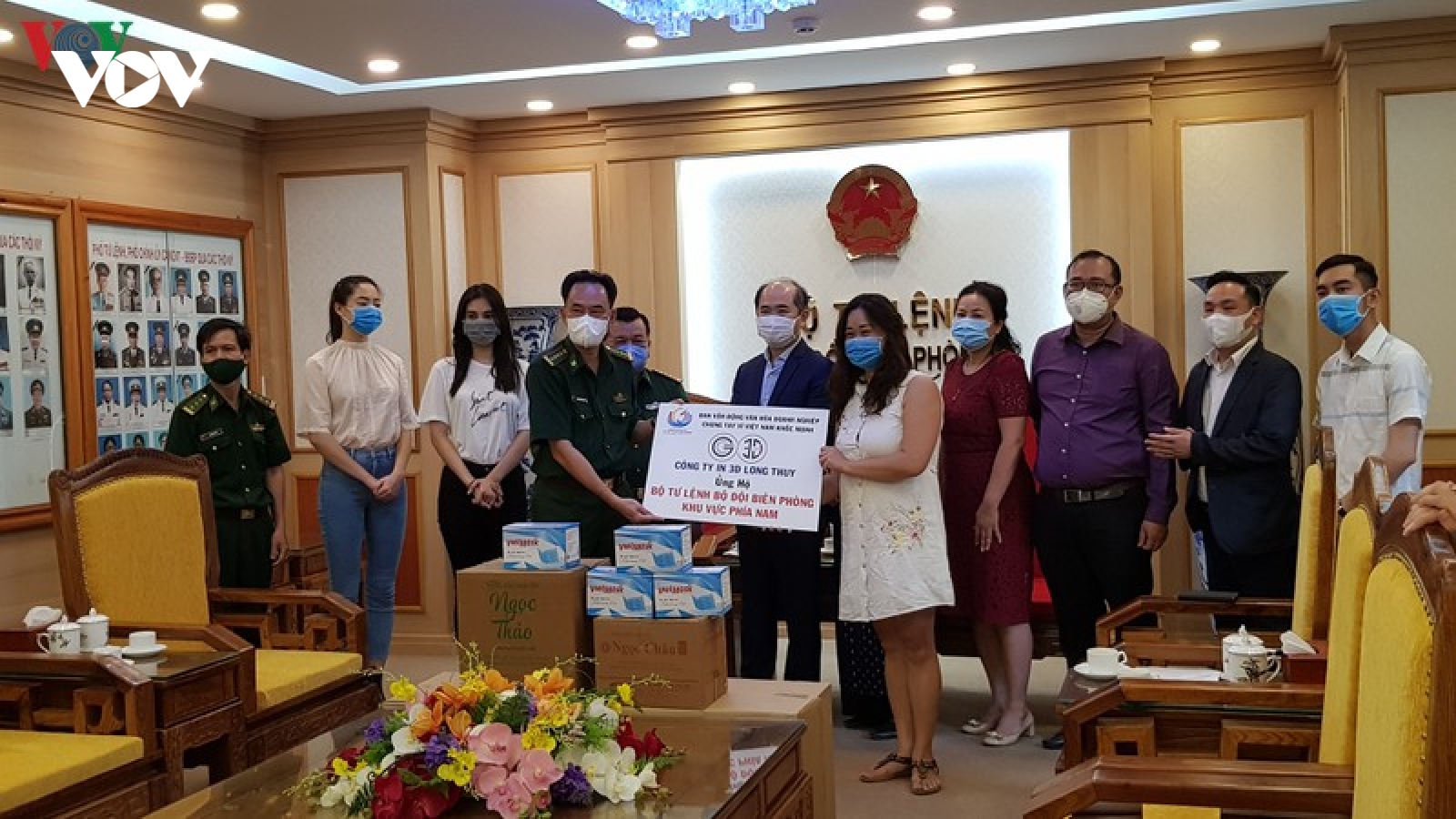 Tặng vật tư y tế cho lực lượng biên phòng để chống dịch Covid-19 