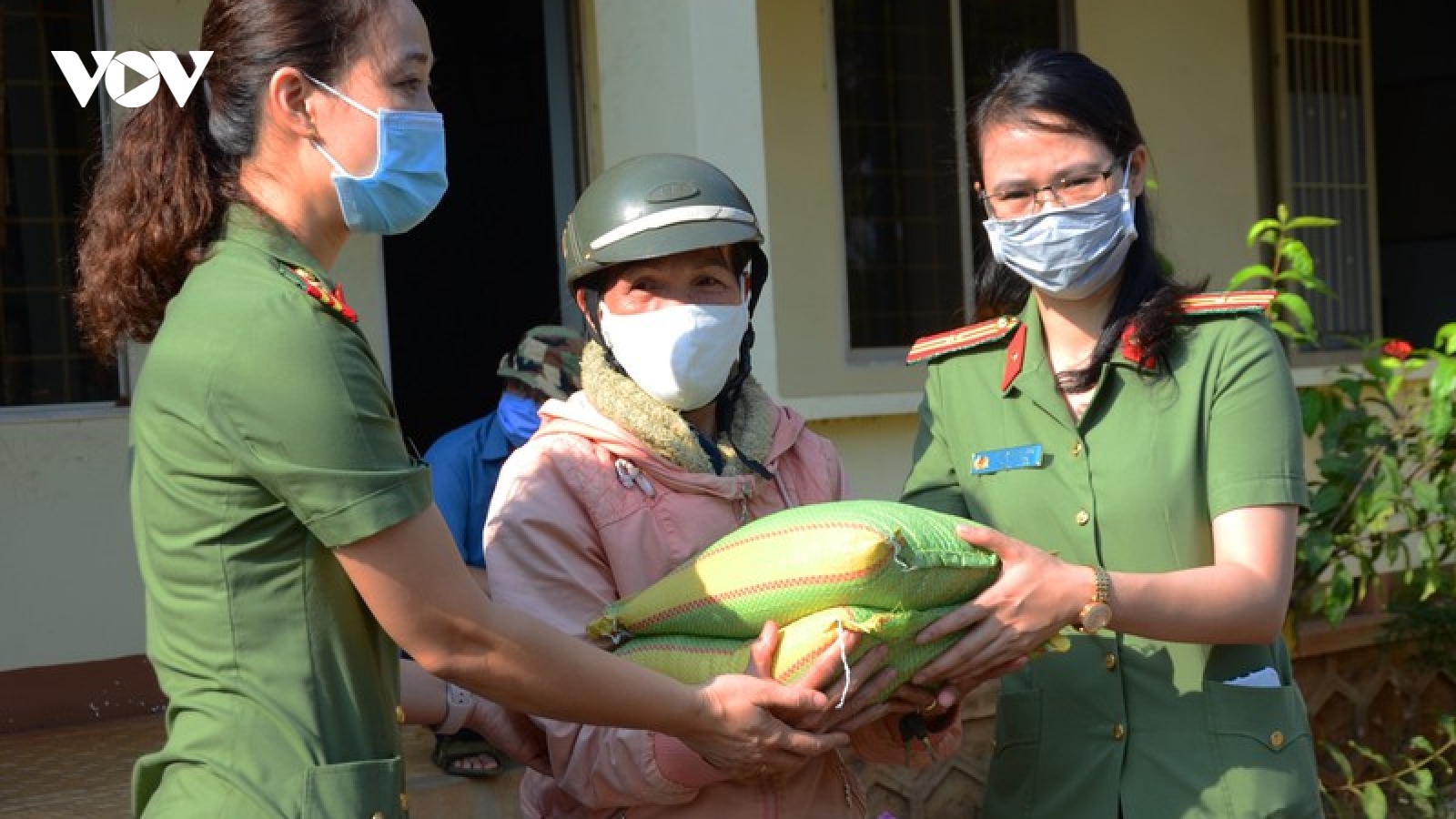 Hỗ trợ hàng tấn gạo cho đồng bào vùng sâu tại Đắk Lắk