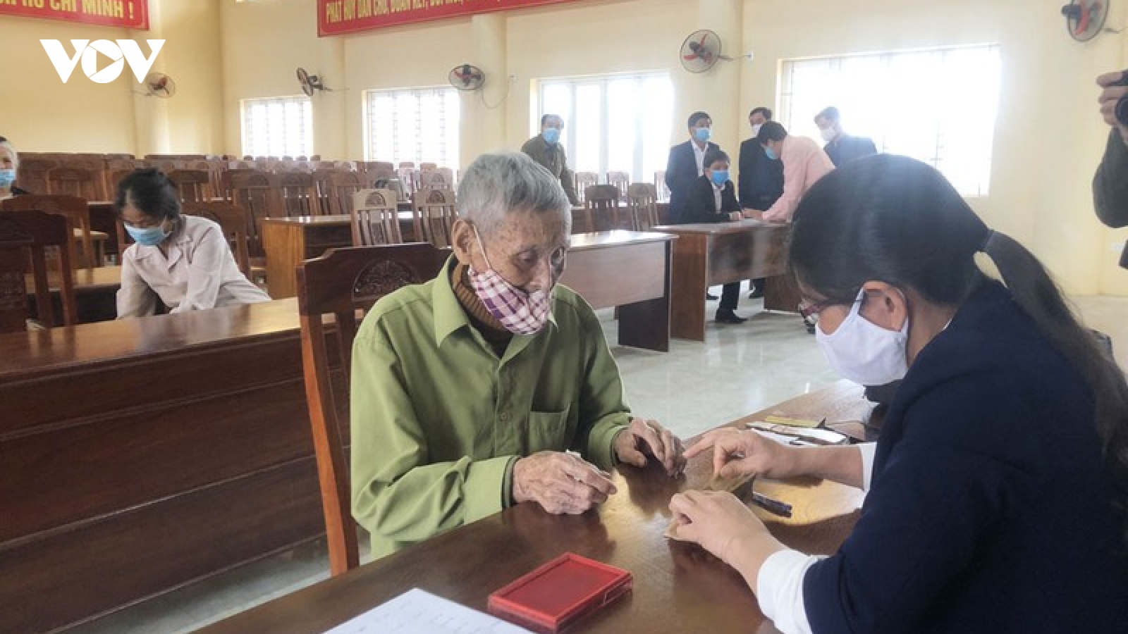 Người dân Hà Nam nhận tiền hỗ trợ do bị ảnh hưởng dịch Covid-19