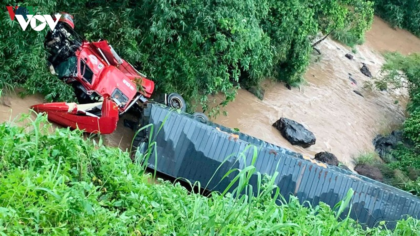 Xe lao xuống vực sâu hơn 20m sau va chạm giao thông