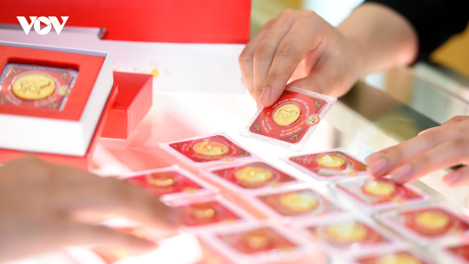 Giá vàng trong nước tăng trong lúc vàng thế giới giảm
