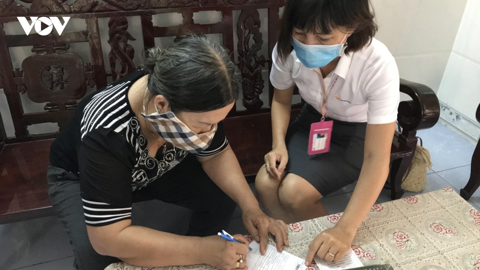 Chi trả lương hưu, bảo hiểm xã hội tận nhà trong mùa dịch
