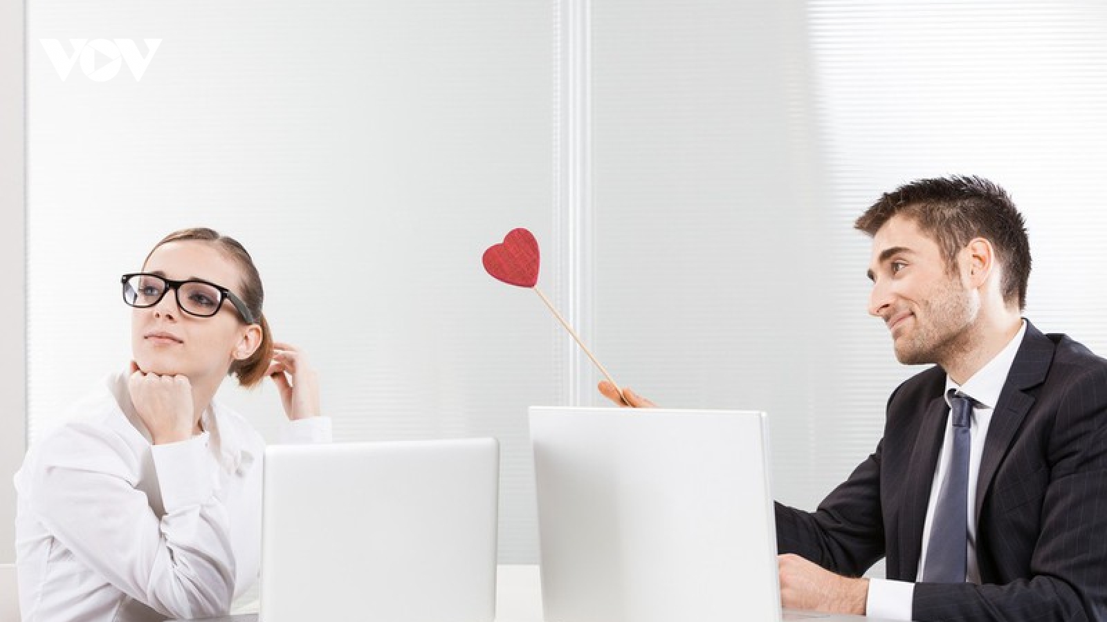 Khó xử khi người yêu là cấp dưới