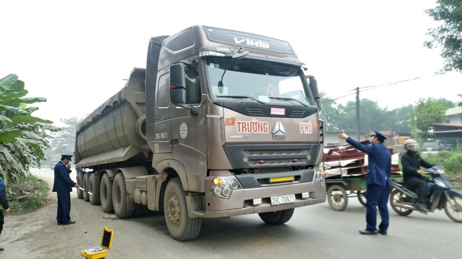 Dồn sức "chống giặc" Covid-19, đừng "buông" chống xe quá tải