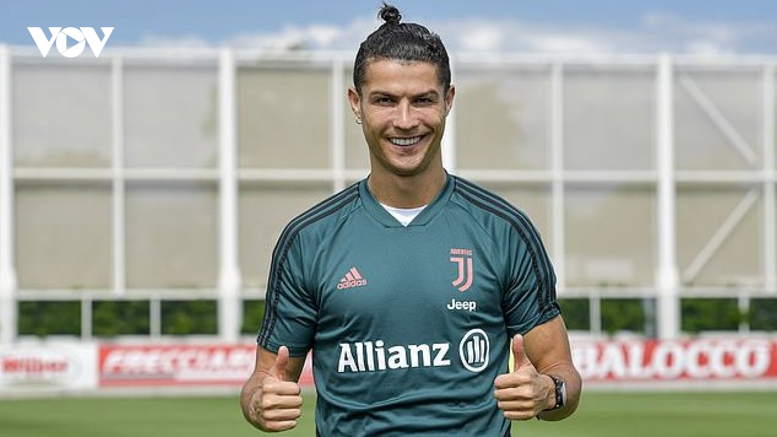 Ronaldo tươi rói trong ngày trở lại tập luyện cùng Juventus