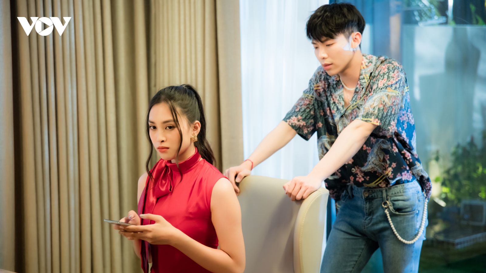 Hoa hậu Tiểu Vy đóng vai bạn gái bị Erik bỏ bê trong MV mới