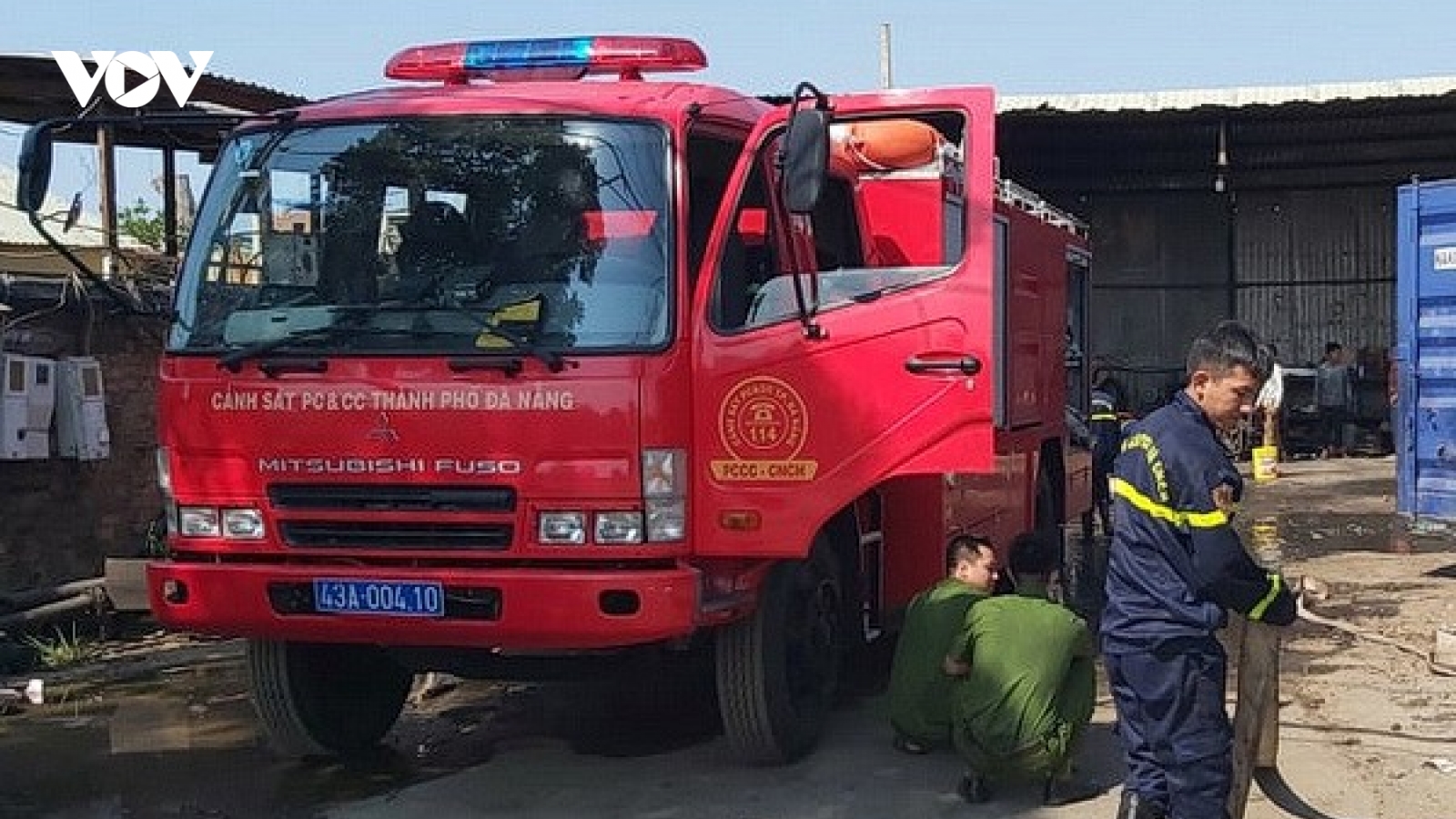 Dập tắt vụ cháy xe cẩu, không để lan sang bãi phế liệu 