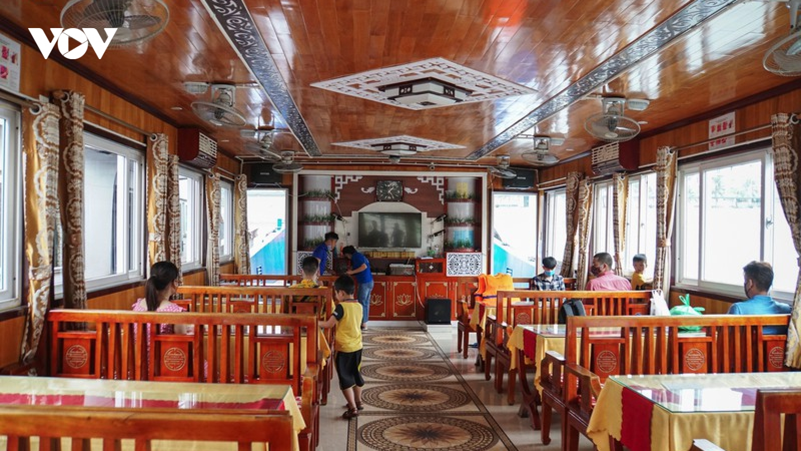 Quảng Ninh cho phép nối lại hoạt động lưu trú trên vịnh Hạ Long