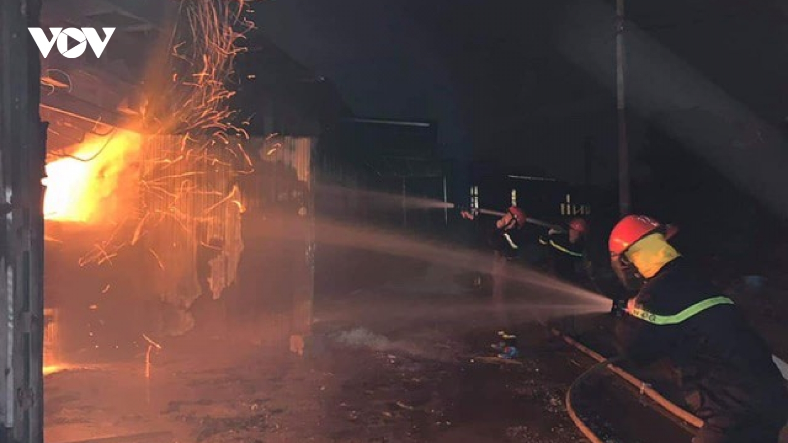Dập tắt đám cháy xưởng chế biến gỗ sau gần 1 giờ đồng hồ 