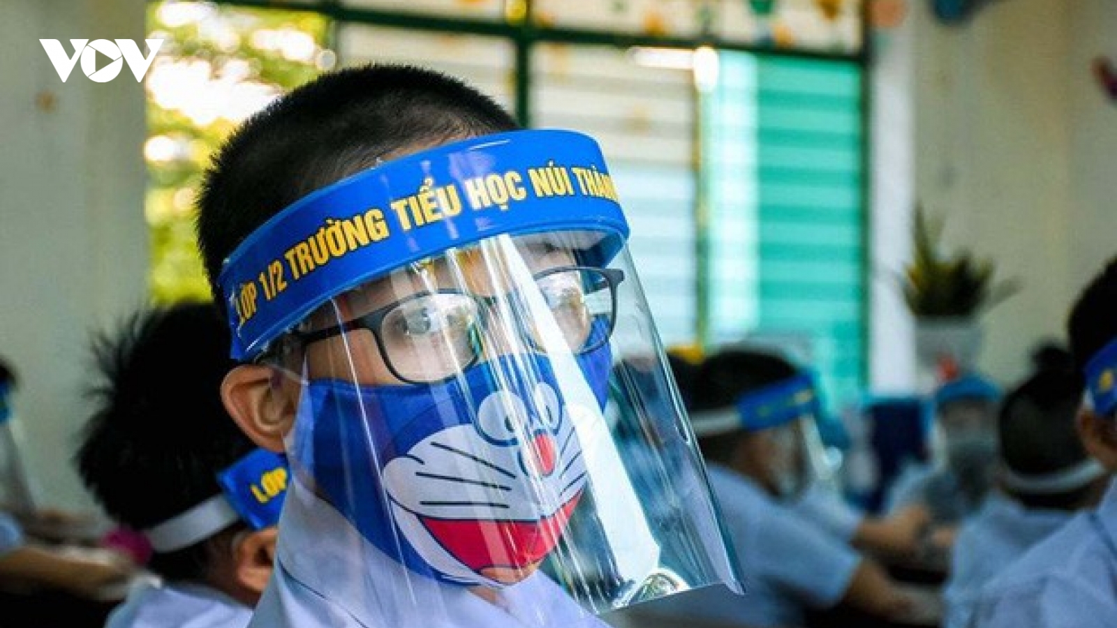 “Học sinh đến trường không cần đeo mũ chắn giọt bắn”