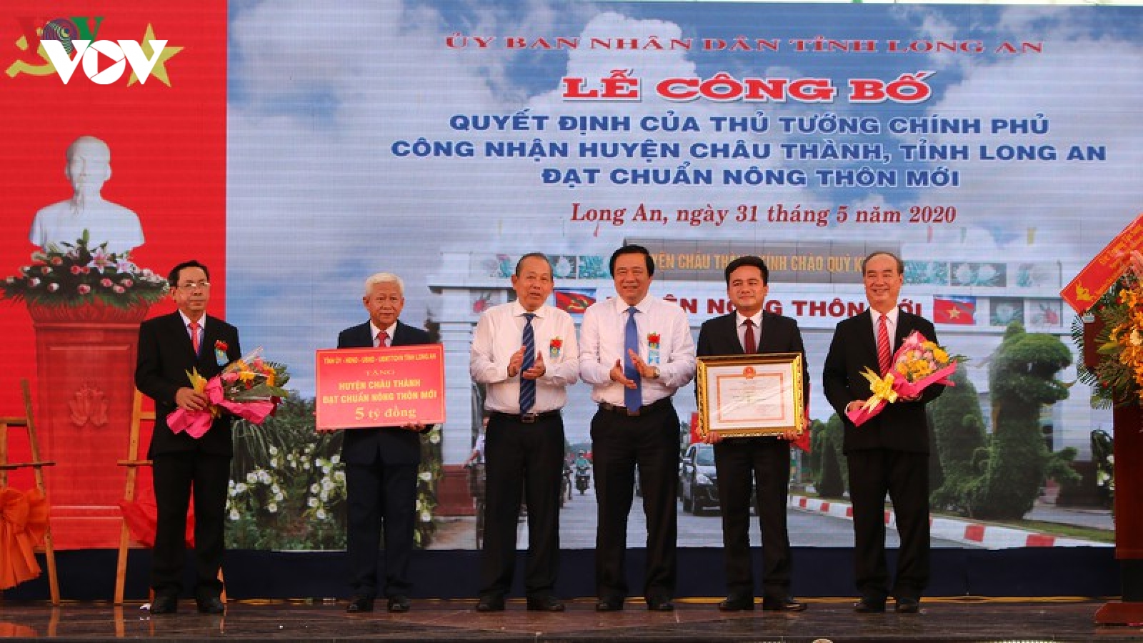 Lễ công bố huyện nông thôn mới đầu tiên của Long An