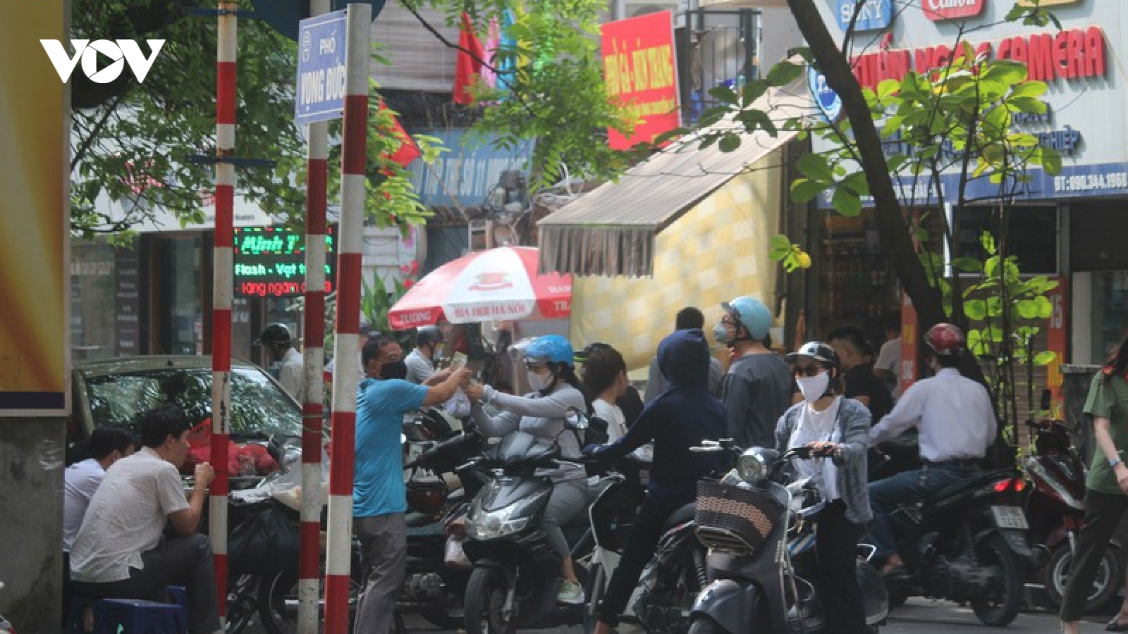 Ảnh: Hàng quán, ô tô đua nhau lấn chiếm vỉa hè ở Hà Nội