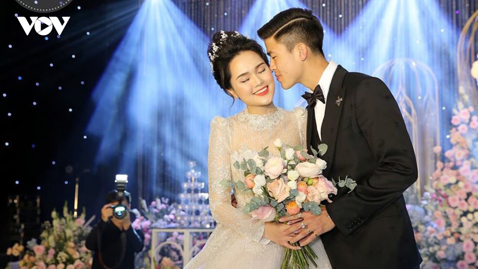 Vợ trung vệ Đỗ Duy Mạnh viết tâm thư phản bác tin đồn bị chồng đánh trên phố