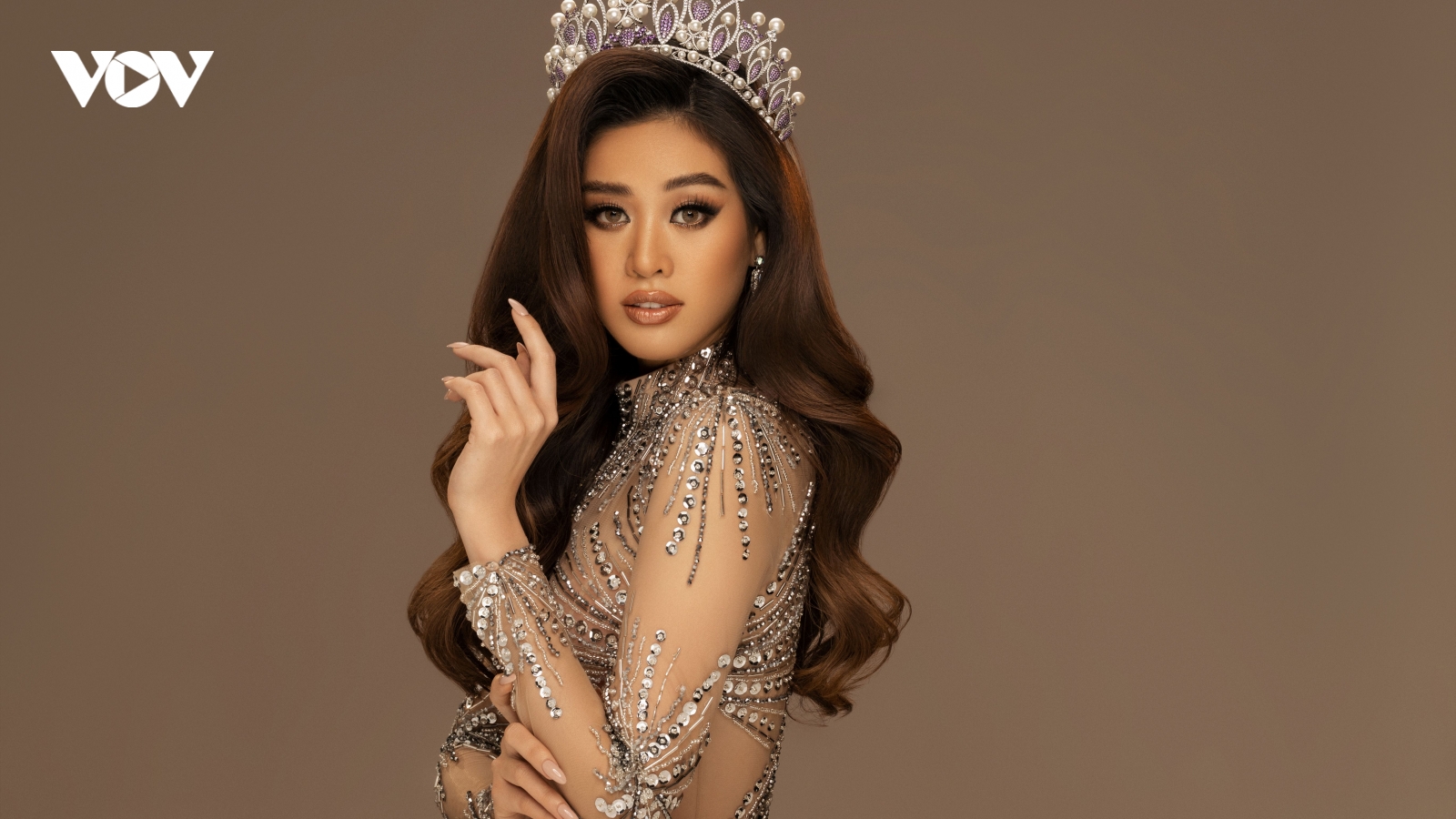 Hoa hậu Khánh Vân khoe vẻ quyến rũ trong bộ ảnh beauty queen mới
