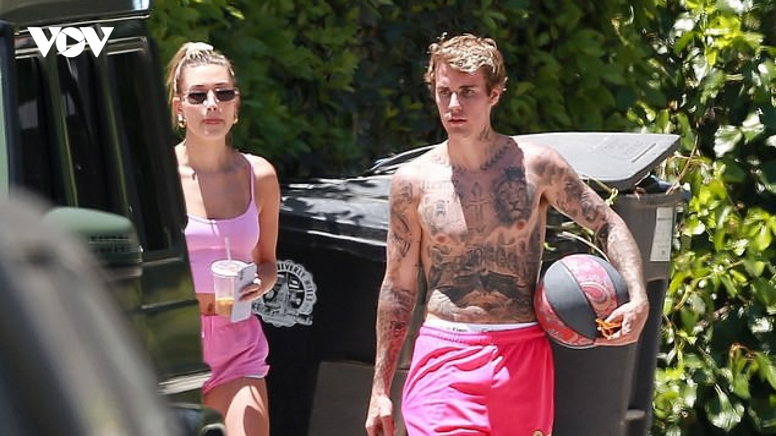 Justin Bieber cởi áo khoe body, cùng bà xã chơi bóng rổ ở Mỹ