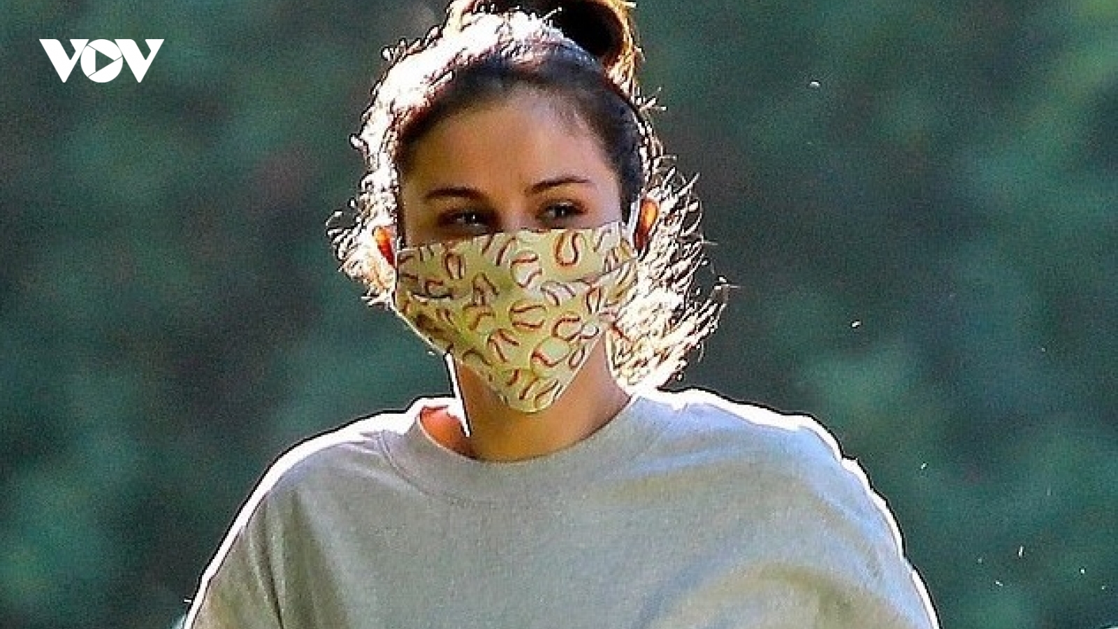 Selena Gomez đeo khẩu trang kín mít, mặc đồ xuề xòa ra phố dạo chơi