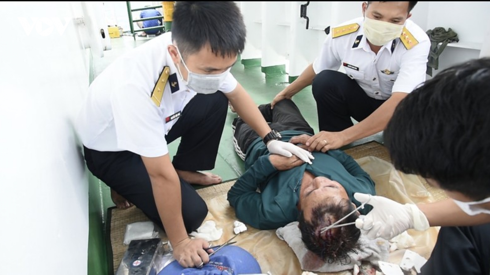 Tàu 264 Vùng 2 Hải quân cấp cứu ngư dân trên vùng biển phía Nam