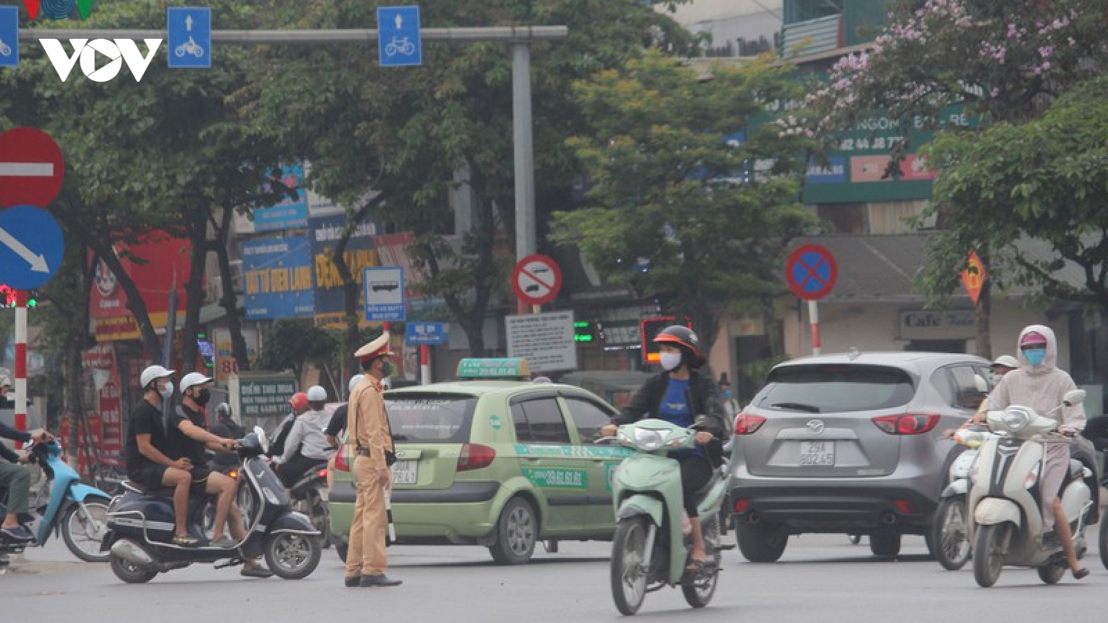 Ảnh: Cao tốc Pháp Vân - Cầu Giẽ ùn ứ, dòng người nườm nượp về Thủ đô