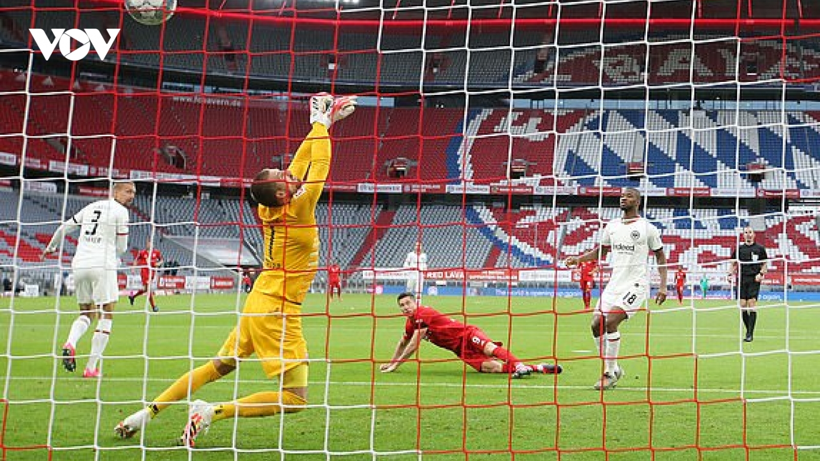 Thủng lưới 2 bàn trong 2 phút, Bayern Munich vẫn đè bẹp Frankfurt