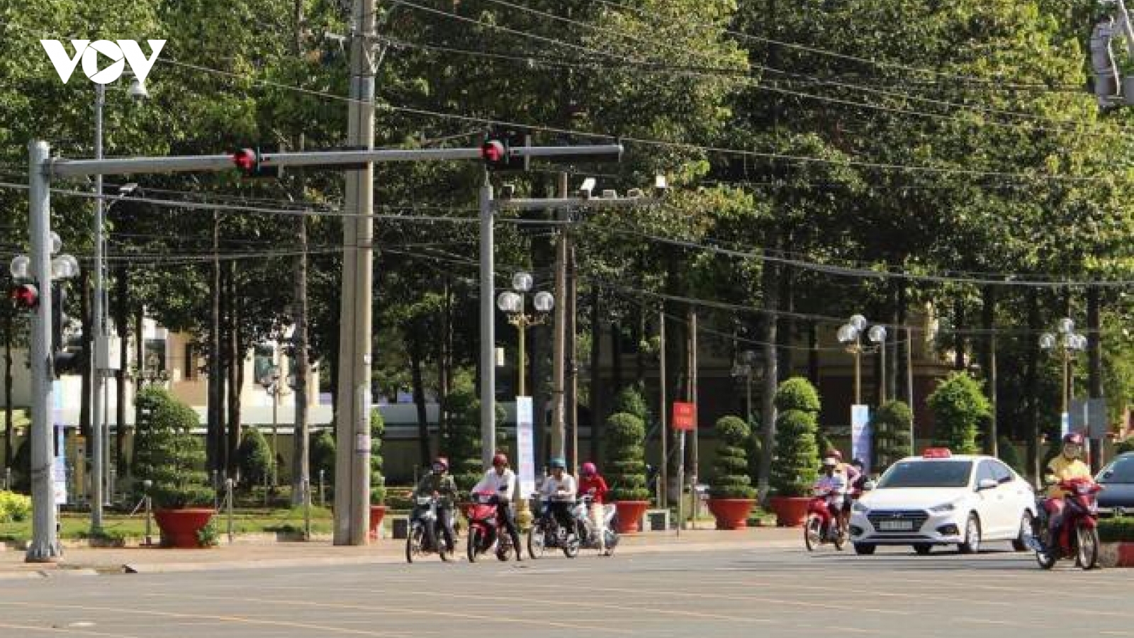 Hàng loạt xe biển xanh của tỉnh, thành ủy Bình Phước vượt đèn đỏ