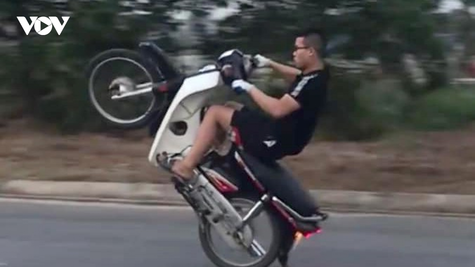 Lên mạng khoe bốc đầu xe, nhận 4,2 triệu tiền phạt