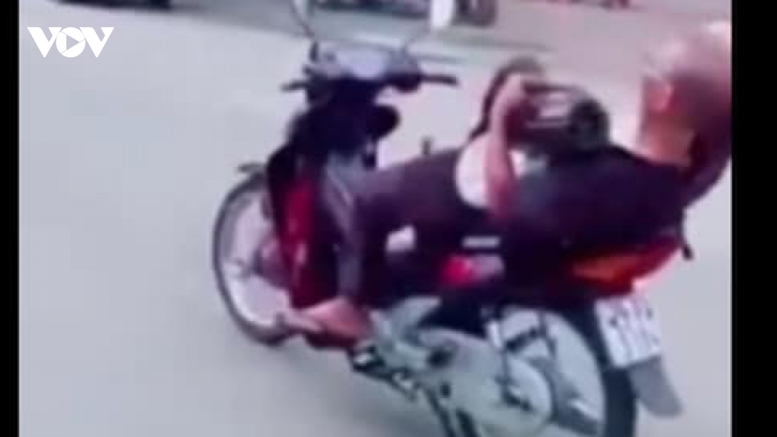 Xử phạt 8,25 triệu đồng U70 điều khiển xe máy như "lên đồng"