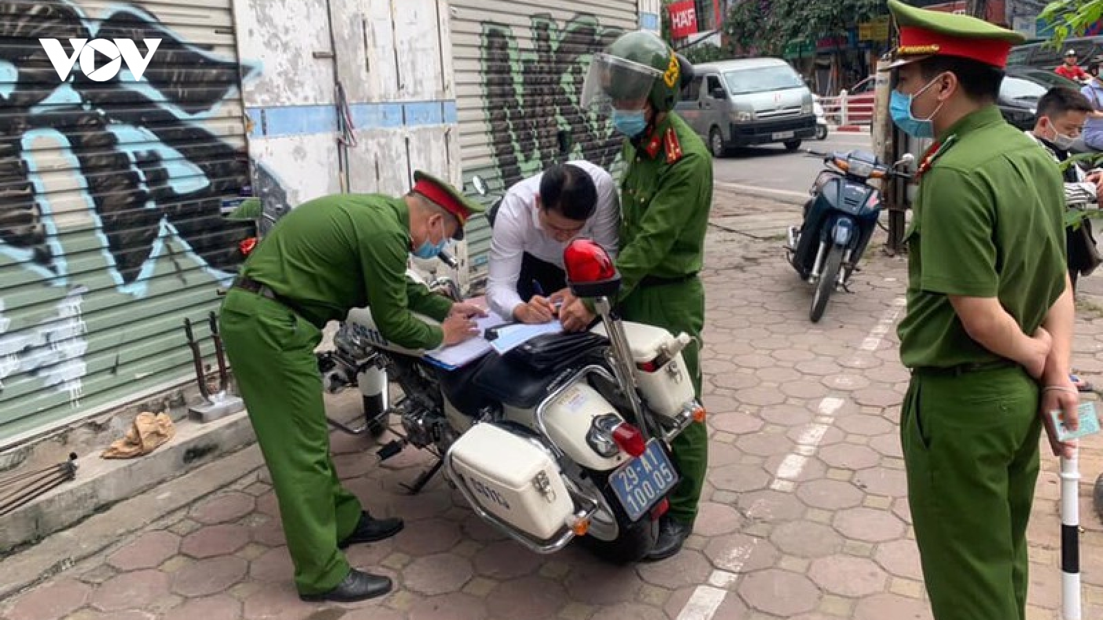 Công an Hà Nội xử phạt gần 1 tỷ đồng trong ngày đầu ra quân