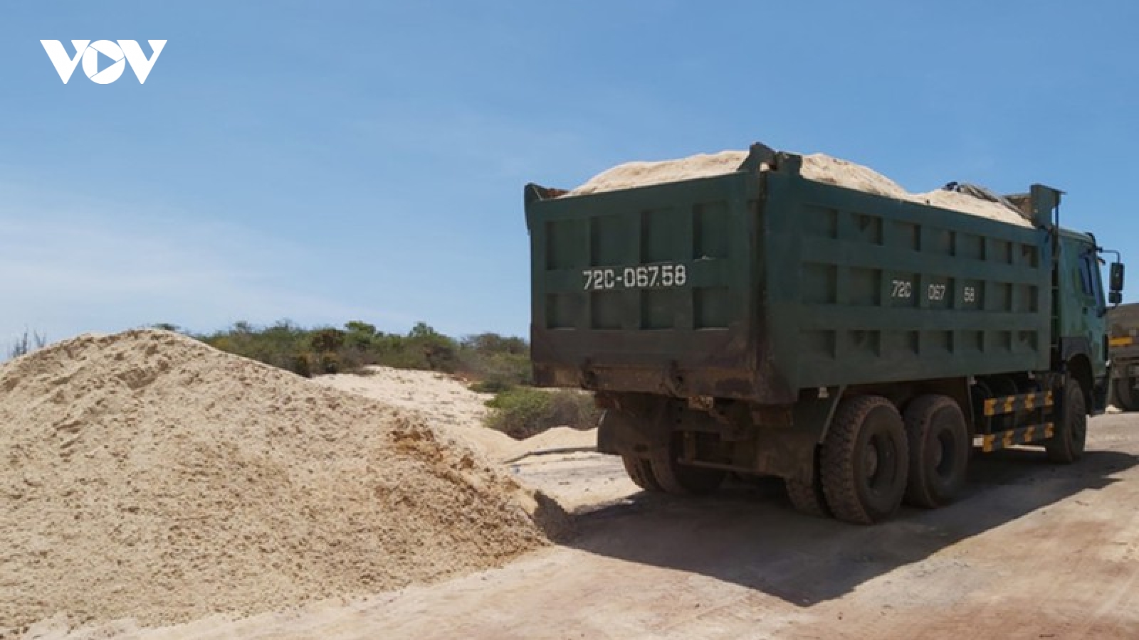 Lợi dụng việc dọn dẹp mặt bằng để khai thác cát trái phép