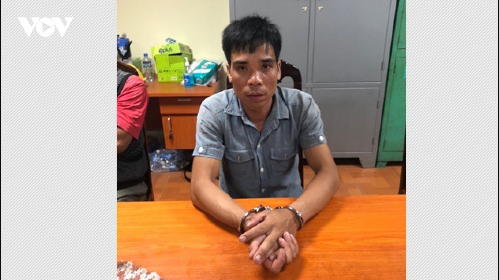 Bị lực lượng 141 kiểm tra, nam thanh niên phi tang ma túy