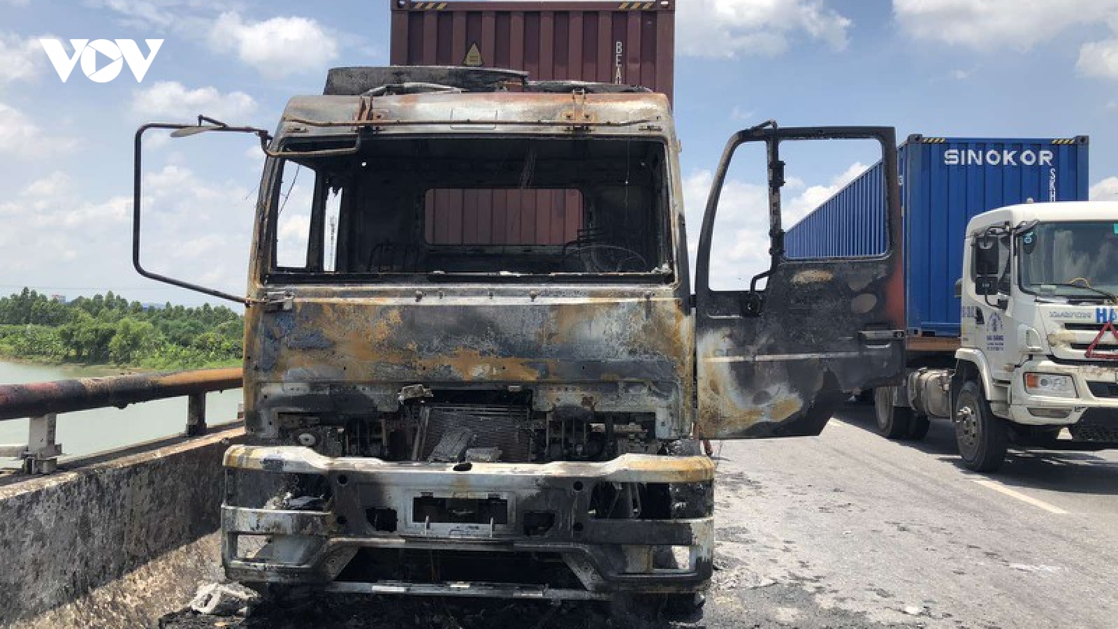 Xe container bốc cháy giữa cầu, tài xế hoảng loạn dập lửa bất thành