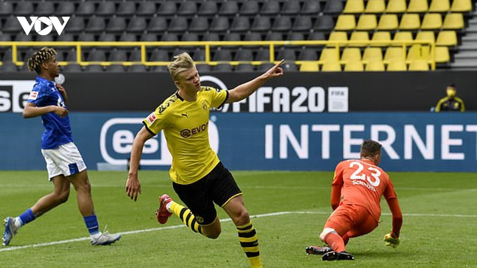 Erling Haaland nổ súng, Dortmund “đè bẹp” Schalke 04