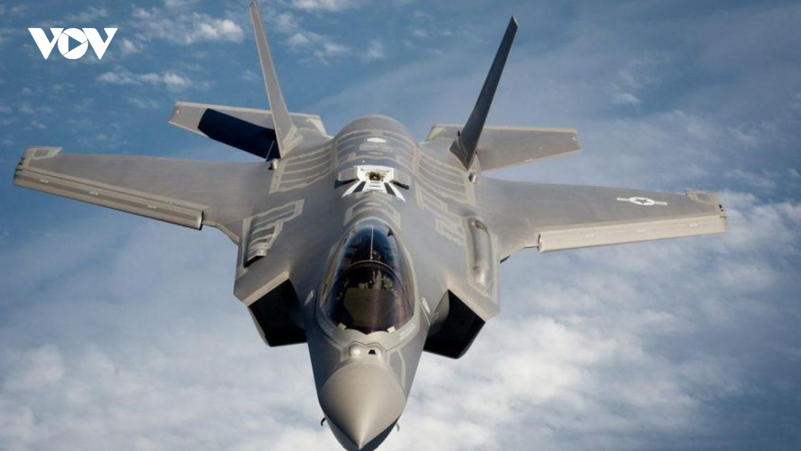 Nữ phi công Mỹ trình diễn bay thử siêu tiêm kích F-35 đầy ấn tượng