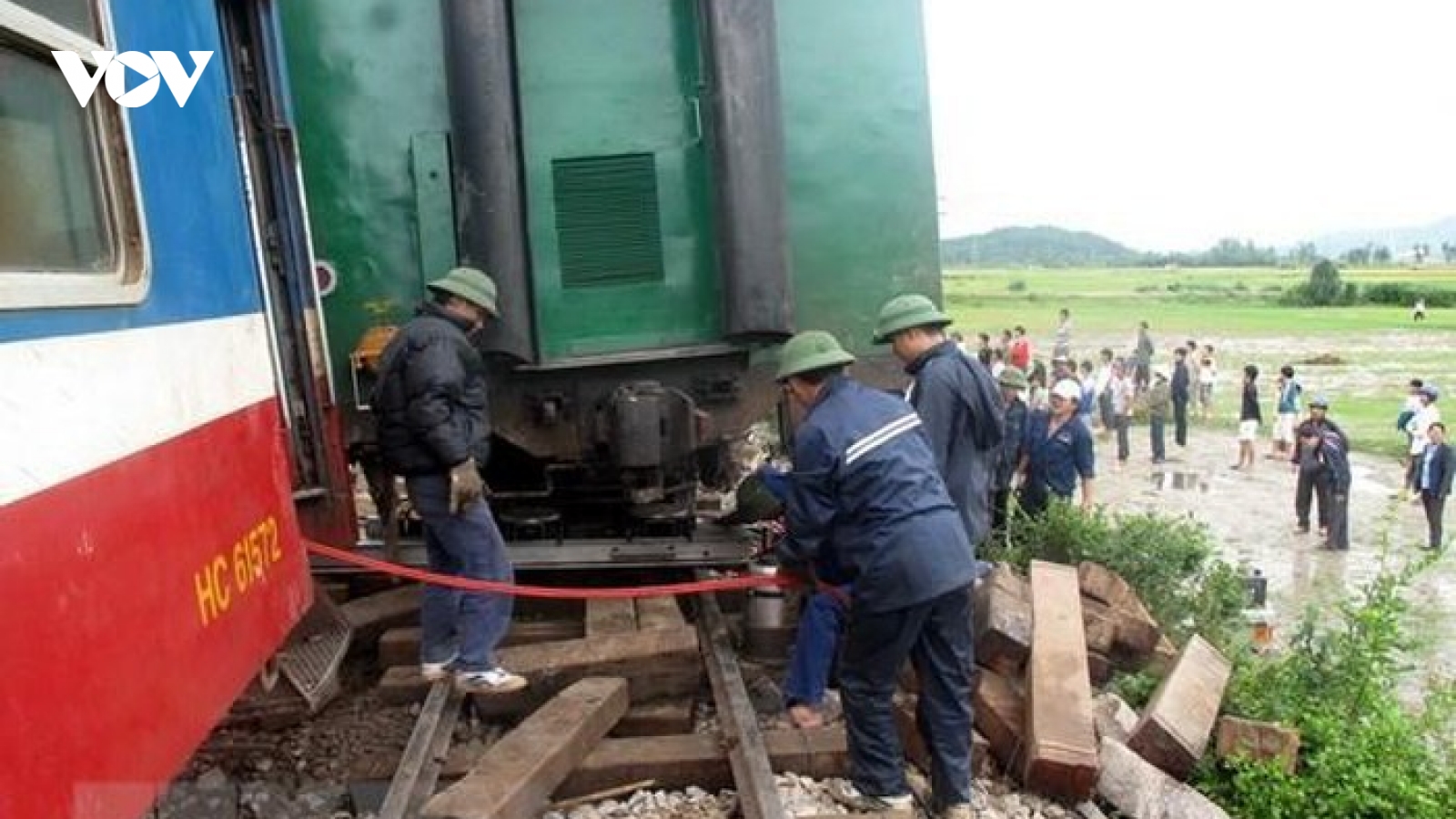Tàu trật bánh, đường sắt Bắc-Nam tạm ngừng phục vụ trong nhiều giờ 