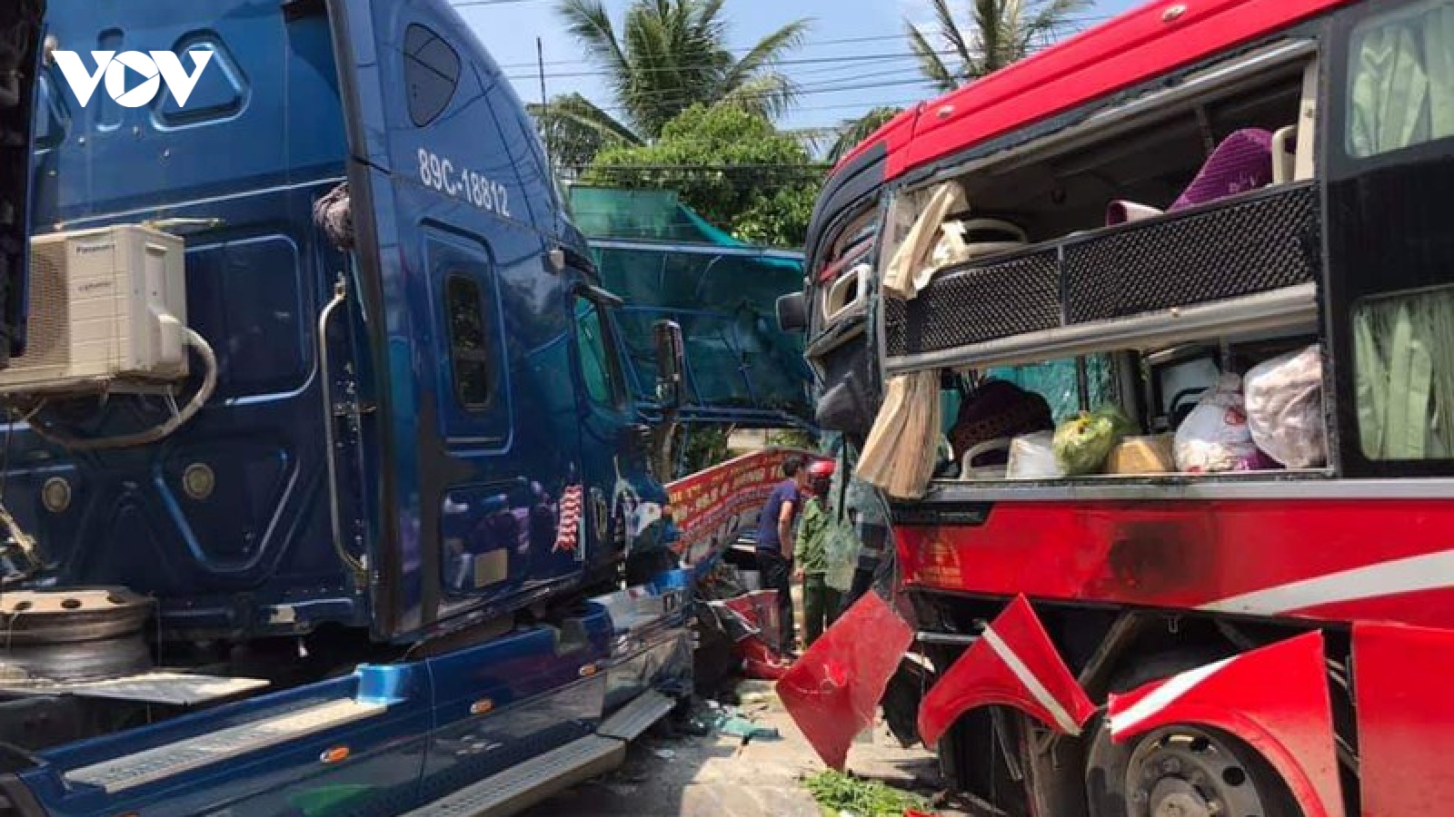 Container va chạm với xe khách, 1 phụ nữ tử vong thương tâm