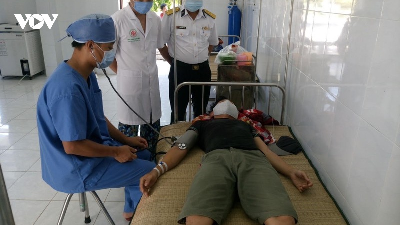 Bệnh xá đảo Song Tử Tây kịp thời cứu giúp ngư dân bị giảm áp